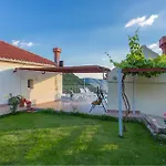 Amazing Home In Gruda Hébergement de vacances *