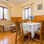 Amazing Home In Gruda Hébergement de vacances *
