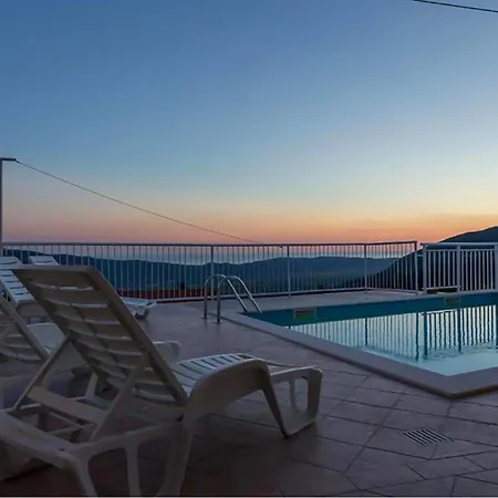 بيت للعطل Pet Friendly In *