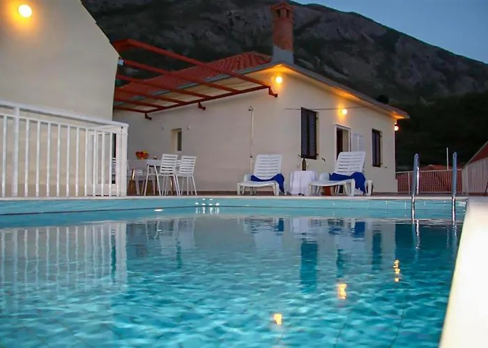 بيت للعطل Pet Friendly In *